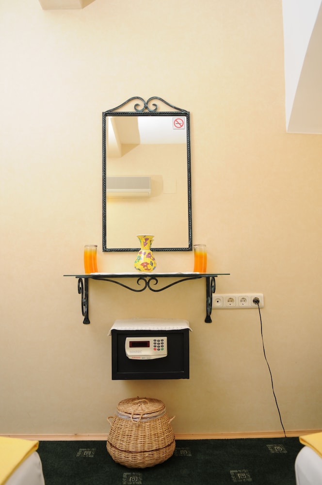 Basic Double or Twin Room, 1 Bedroom, Private Bathroom photo 3