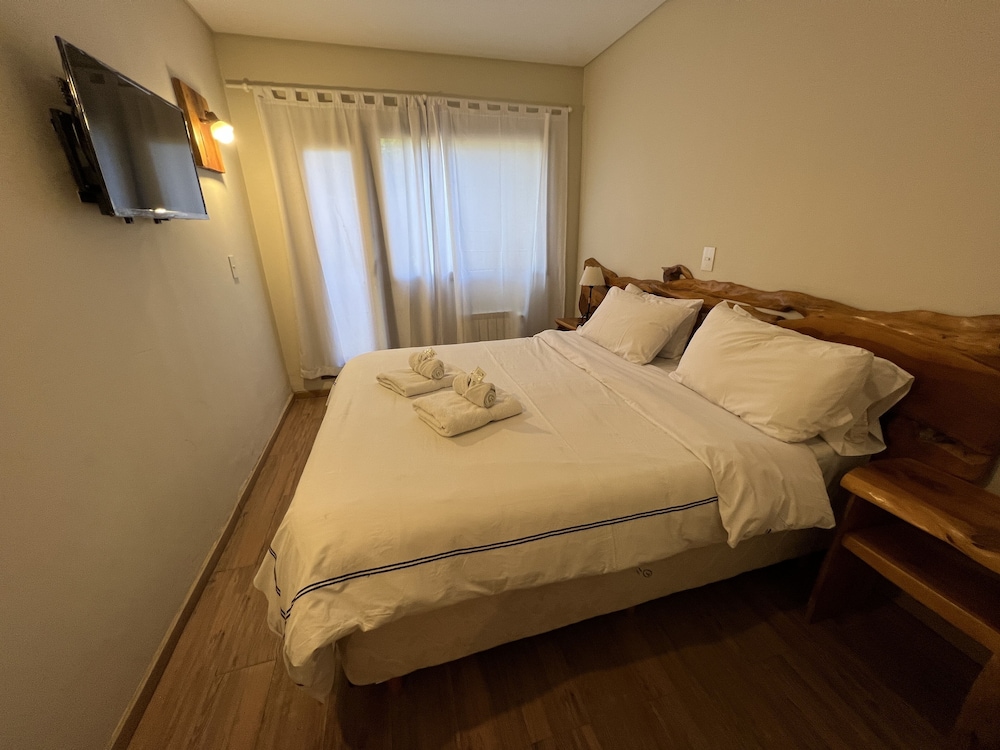 Basic Room, 1 Queen Bed photo 1