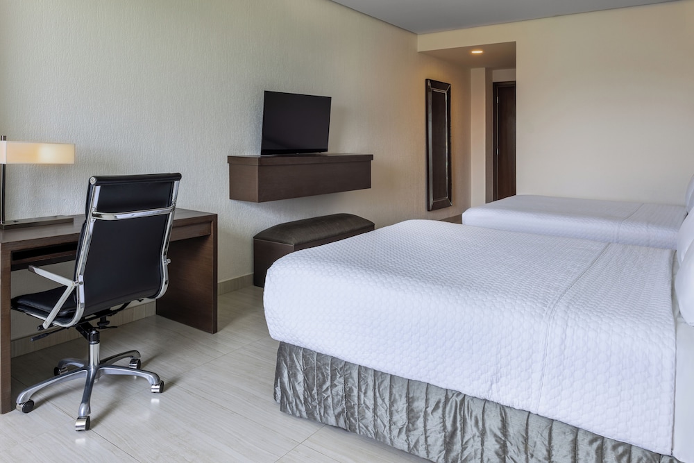 Standard Room, 2 Queen Beds, Pool View