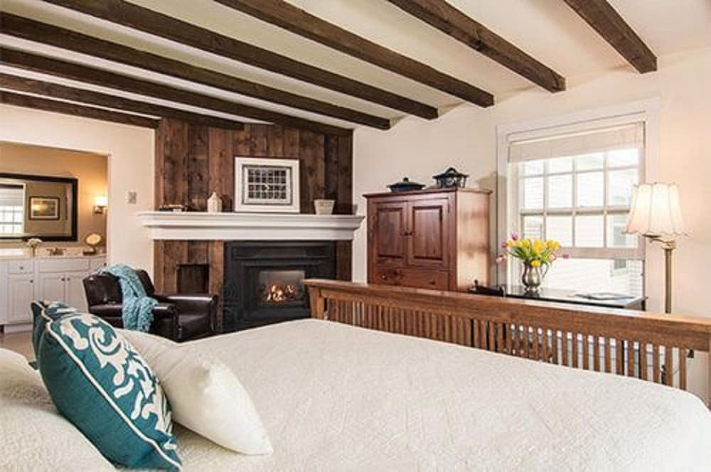 King Fireplace Room photo 3