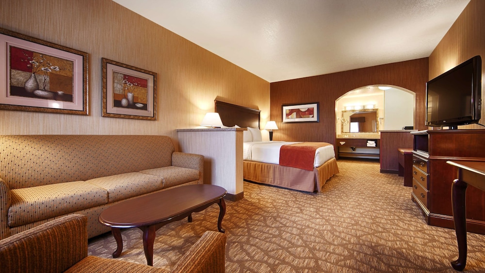 Suite, 1 King Bed, Accessible, Refrigerator & Microwave (with Sofabed) - Photo 2
