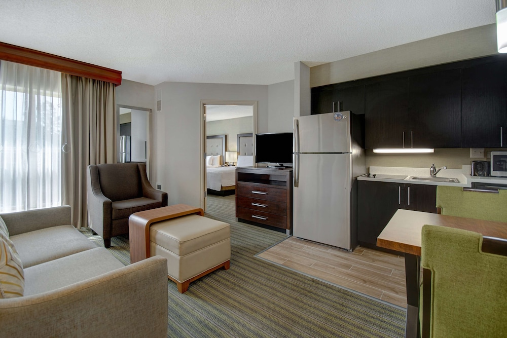 Premium Suite, 2 Double Beds, Accessible, Bathtub - Photo 4