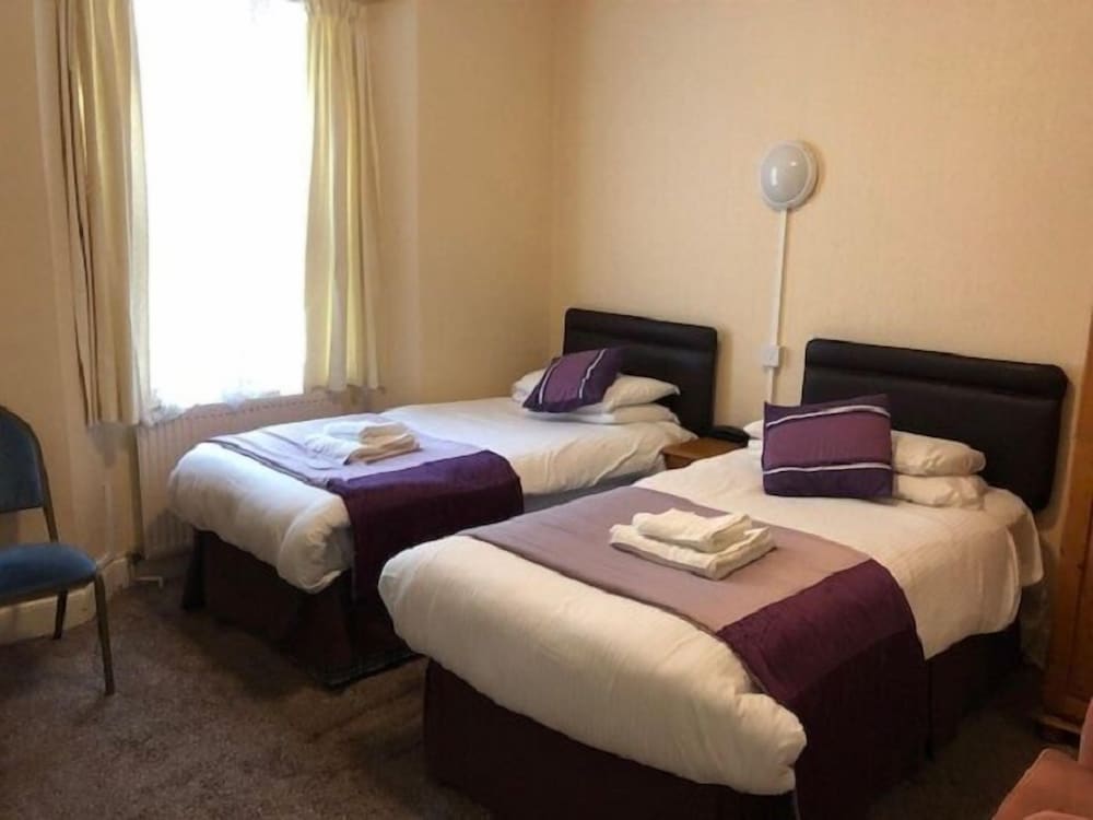 Twin Room (With Private Bathroom)