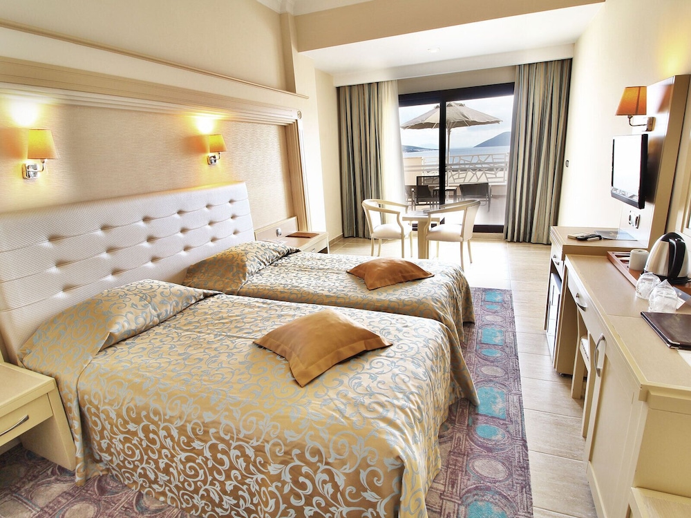 Deluxe Room, Sea View - Photo 3