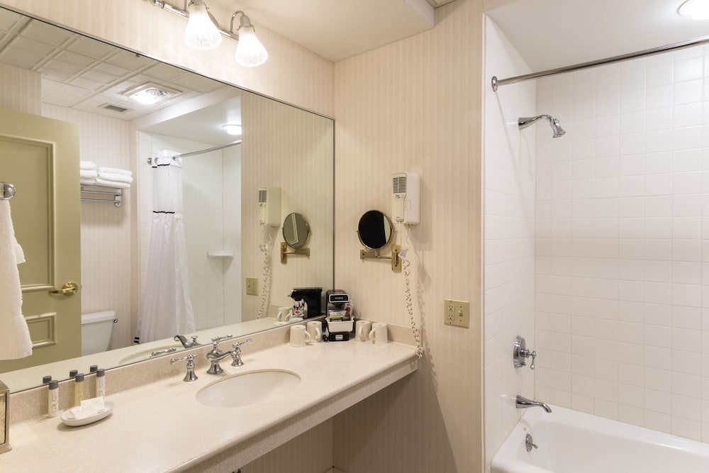 Deluxe Room, 2 Queen Beds (Double Queen) photo 3