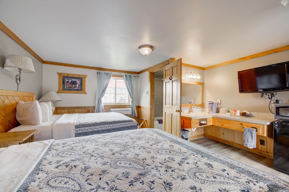 Superior Double Queen Room photo 1