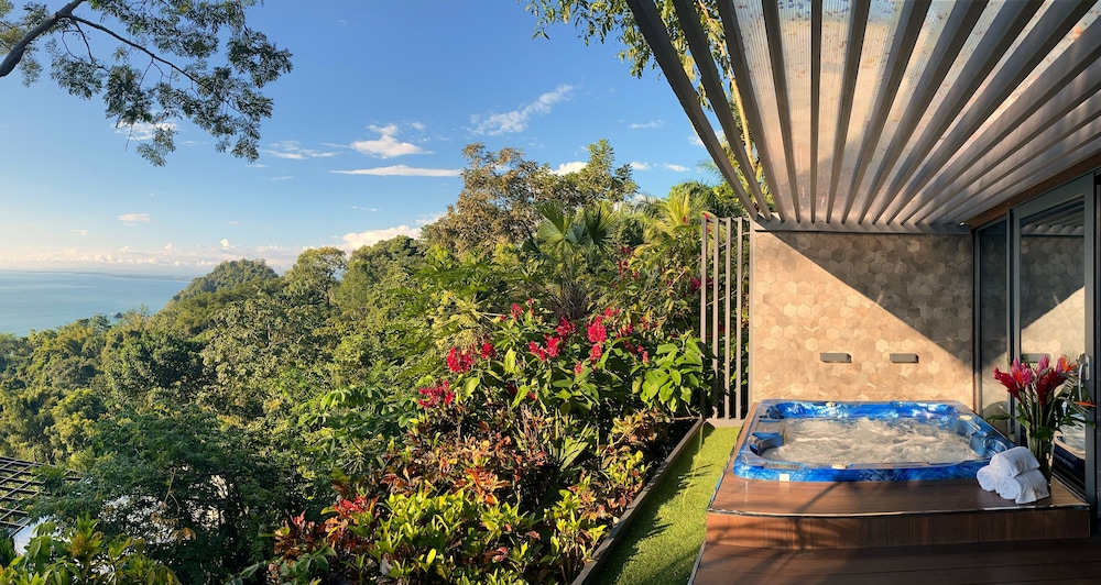 Pacific Jacuzzi Suite photo 3