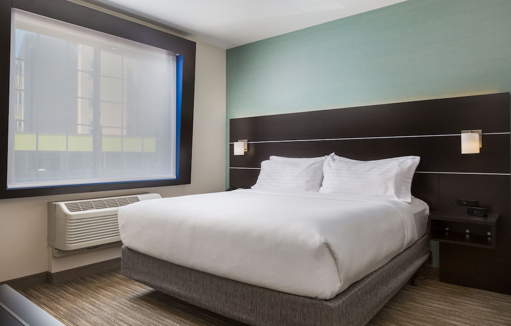 Suite, 1 King Bed - Photo 4