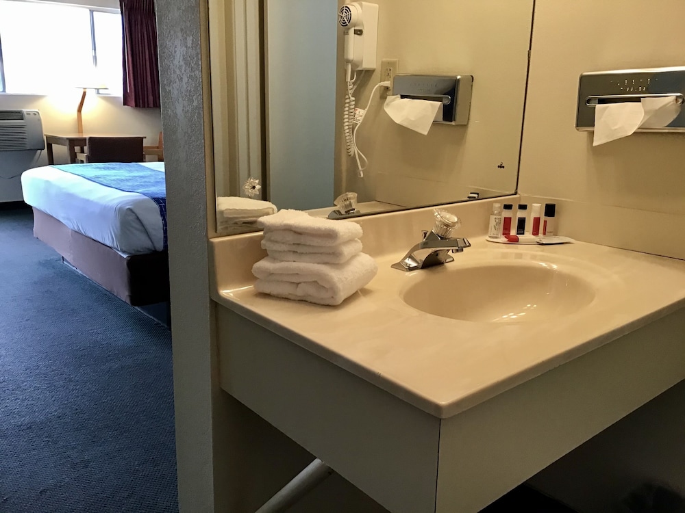 Room, 1 King Bed, Accessible, Non Smoking (Mobility, Tub w/ Grab Bars) - Photo 3