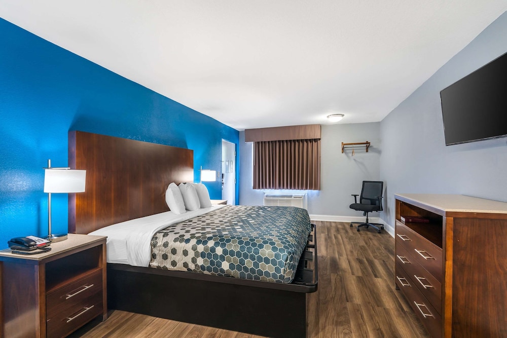 Suite, 1 King Bed, Non Smoking, Hot Tub - Photo 5