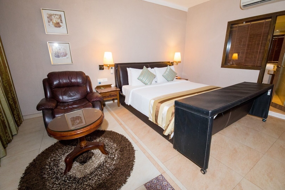 Suite - Photo 11