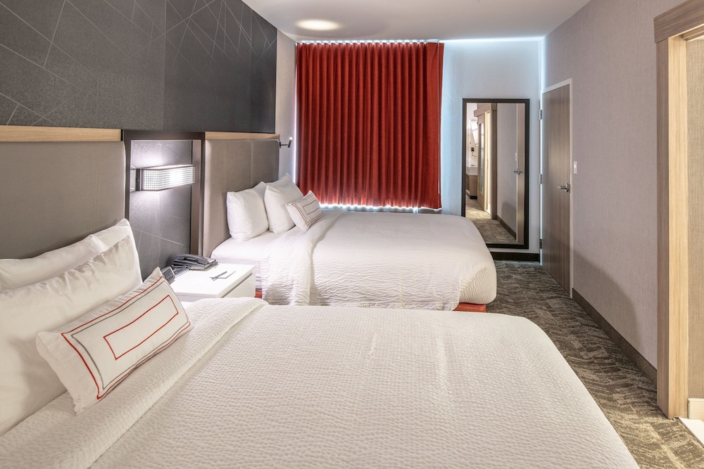 Suite, Multiple Beds (Mobility/Hearing Access, Roll-in Shwr) - Photo 6