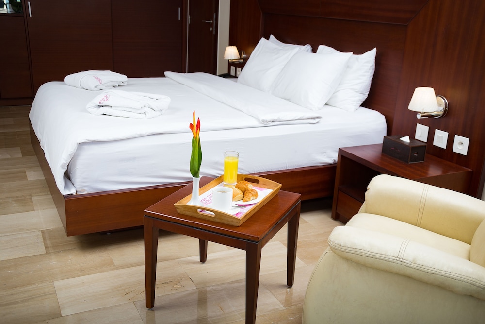 Deluxe Suite, 1 King Bed, Non Smoking photo 3
