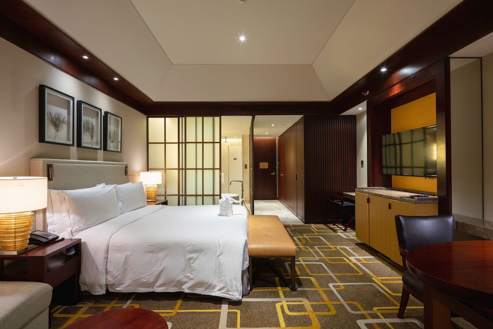 TWO BEDROOM DUPLEX SUITE - LOUNGE ACCESS photo 3