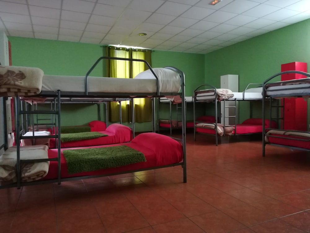 Dormitorio compartido, Dormitorio mixto, Baño compartido (Una cama en una habitación para 24 personas)