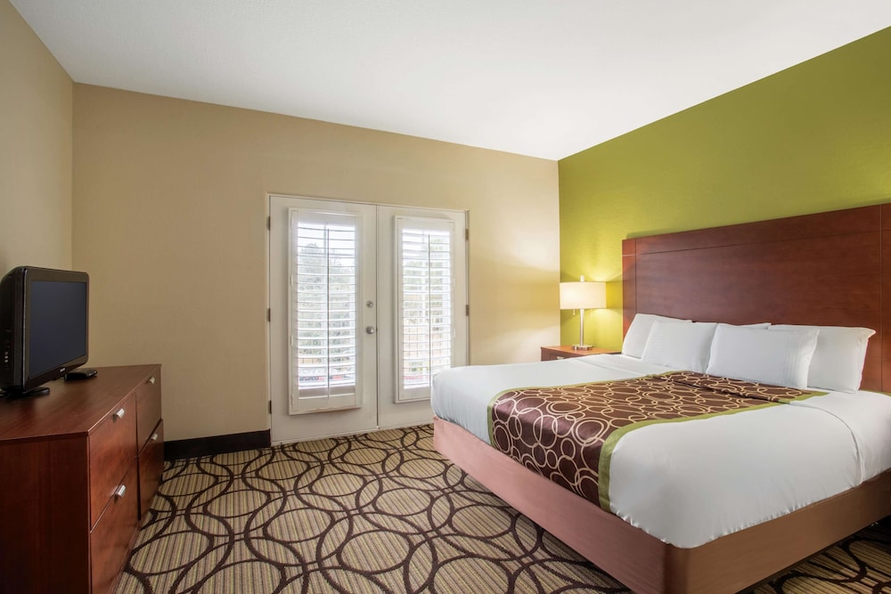 Suite, 1 King Bed, Non Smoking - Photo 2