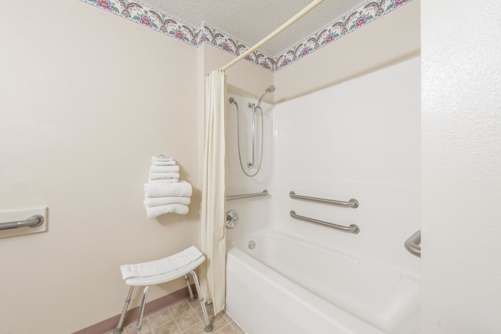 Room, 2 Queen Beds, Accessible, Non Smoking - Photo 4
