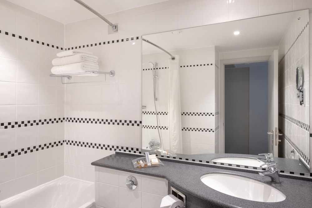 Premium Room, 1 King Bed (Stocked Minibar) - Photo 11