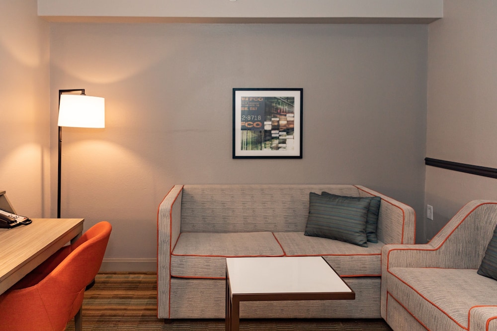 Suite, 2 Queen Beds, Refrigerator & Microwave (Wet bar) - Photo 4