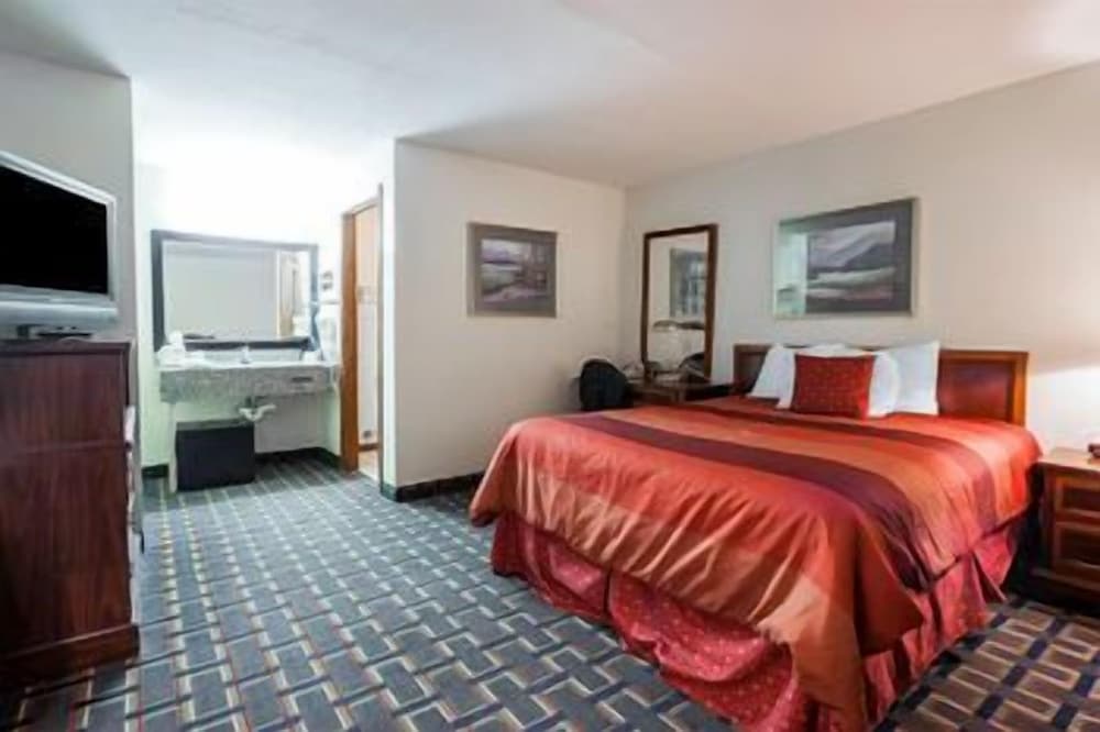 Standard Room, 1 King Bed photo 3