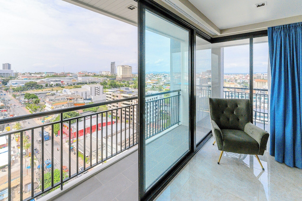 Premier Room (DEE Tower) - Photo 13