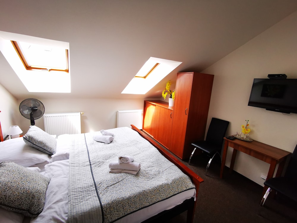 Classic Twin Room, 1 Bedroom, Ensuite photo 2