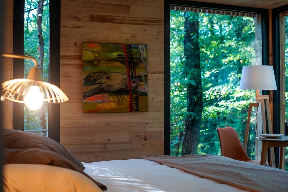 Suite Design avec Sauna et Jacuzzi, 1 très grand lit - "Trianon"; by Claire Adelfang - Photo 3
