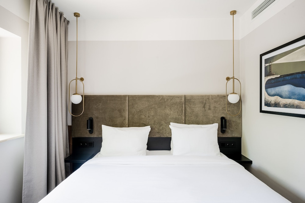 Deluxe Suite, 1 Queen Bed with Sofa bed, Balcony - Photo 2