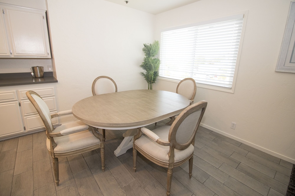 Family Room, 2 Bedrooms, Kitchen - Photo 4