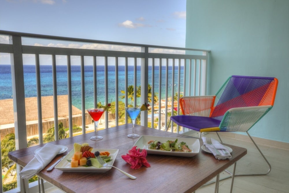 Deluxe Room, 1 King Bed, Non Smoking, Ocean View - Photo 2
