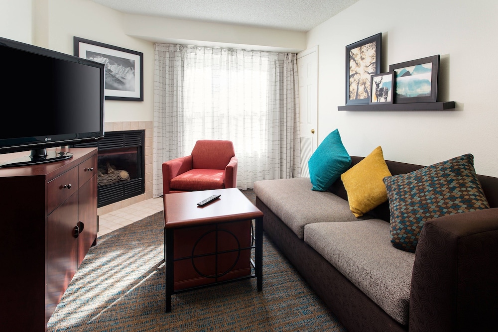 Suite, 2 Bedrooms (Mobility/Hearing Access, Roll-In Shwr)