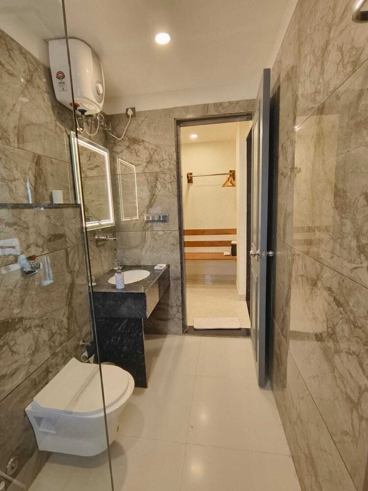 Deluxe Room - Photo 5