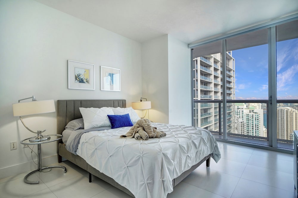 Luxury Condo, 2 Bedrooms, Poolside photo 2