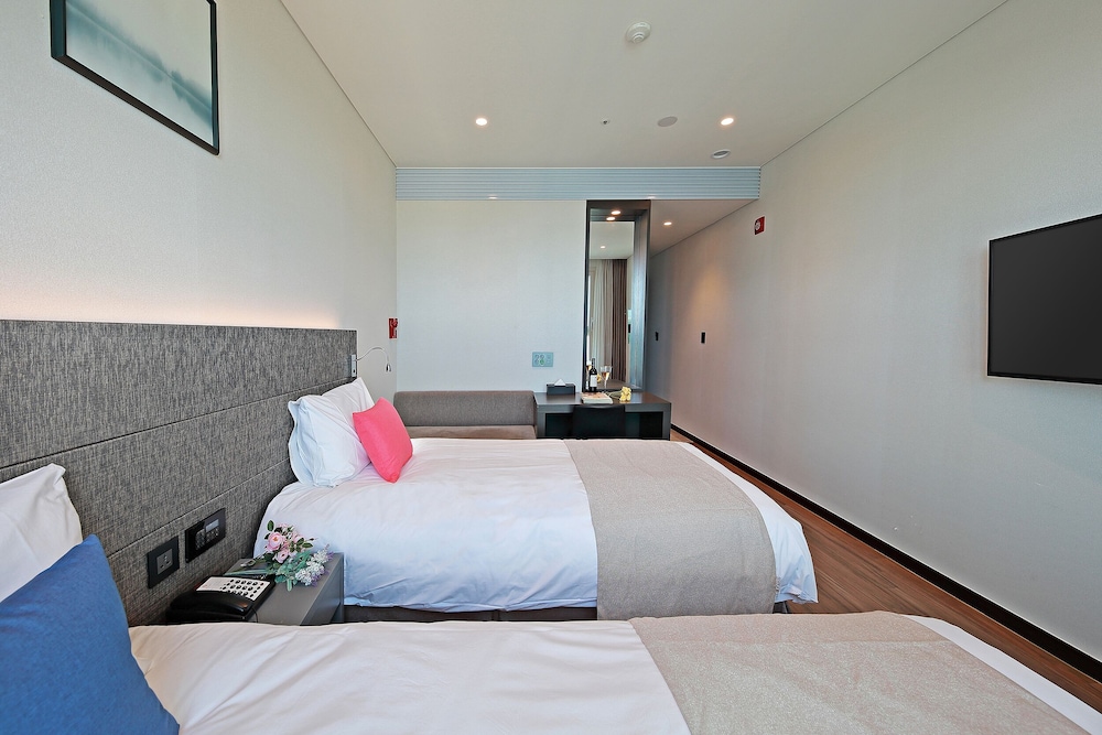 Deluxe Twin Room, Ocean View - Photo 2