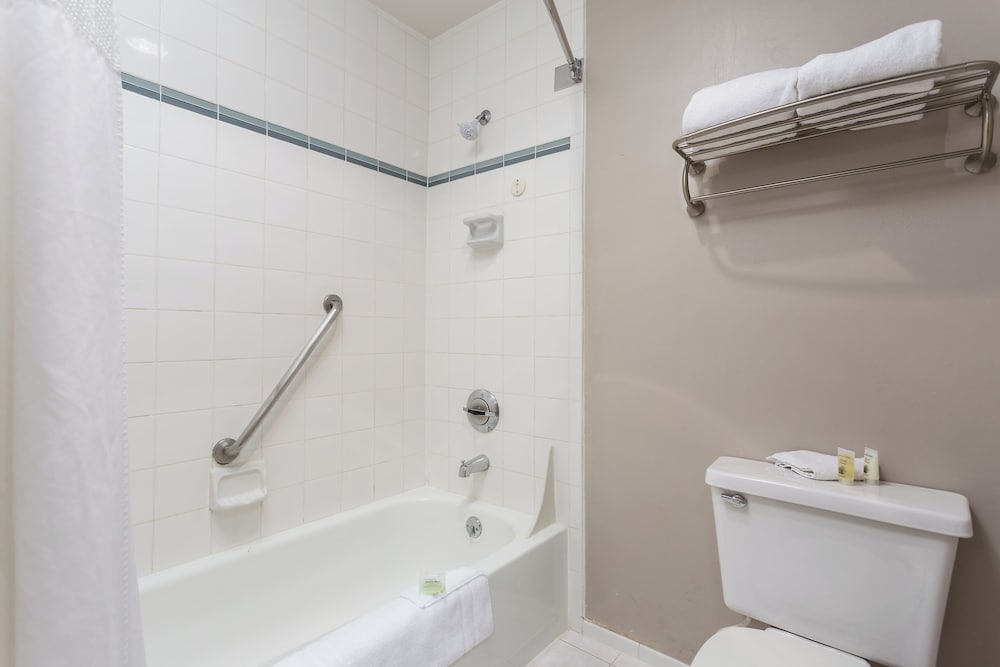 Standard Room, 2 Queen Beds - Photo 7