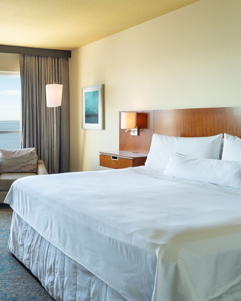 Newly Renovate Deluxe Room, 1 King Bed, Bay View (Hearing Accessible) photo 3