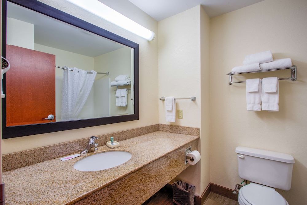 Standard Room, 2 Queen Beds, Non Smoking, Refrigerator & Microwave photo 2