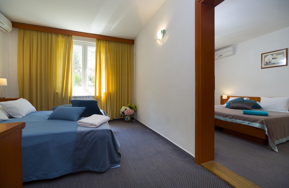 Family Room, Balcony, Sea View - Photo 2