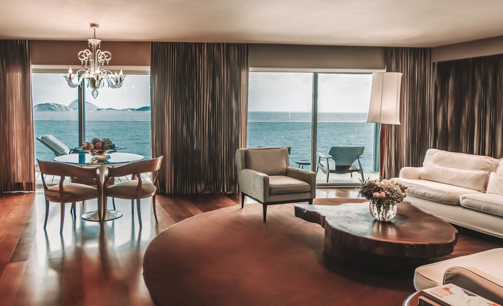 Suite, 1 King Bed, Oceanfront thumbnail 6