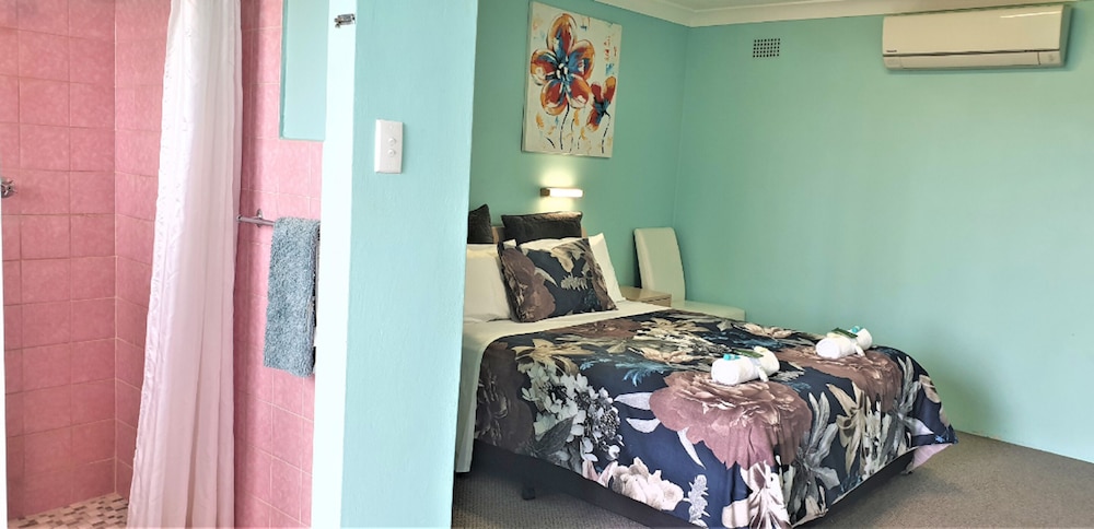 Ocean Glimpse - Queen Bed - NO Stairs photo 3