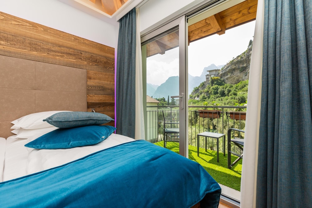 Basic Suite, 1 Queen Bed with Sofa bed, Terrace