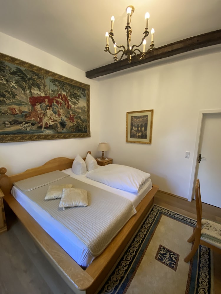 Basic Room, 1 Queen Bed, Private Bathroom photo 1