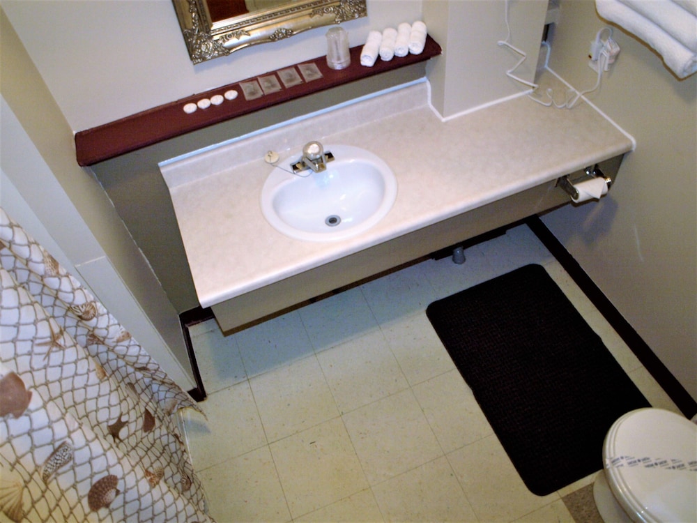 Family Suite, 1 Bedroom, Private Bathroom, Hill View photo 3