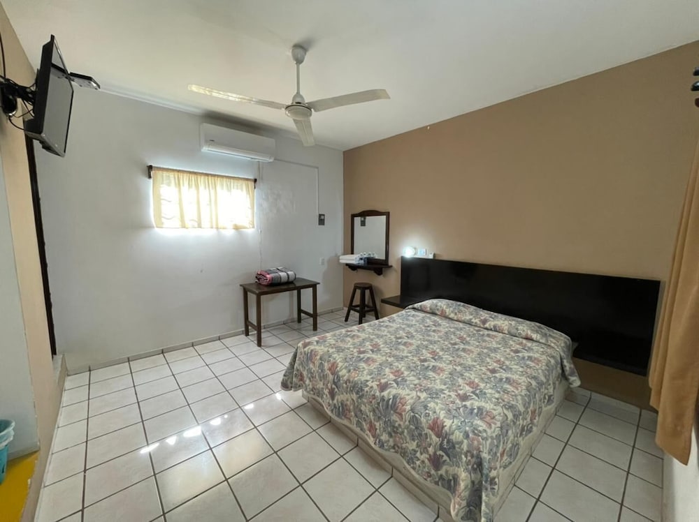 Standard Room, 1 Queen Bed photo 2
