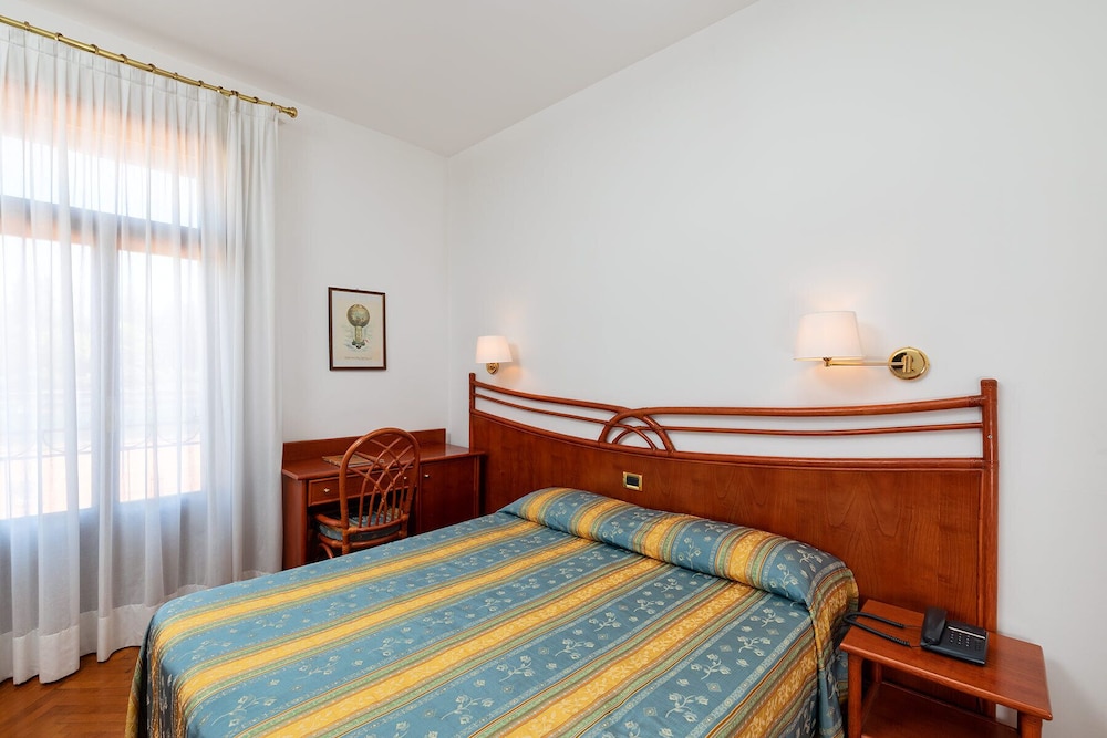 Standard Double or Twin Room - Photo 1