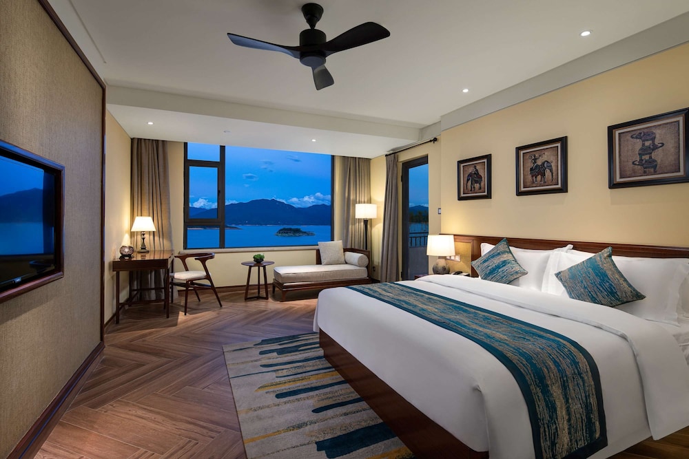 Deluxe Room, 1 King Bed, Non Smoking, Lake View
