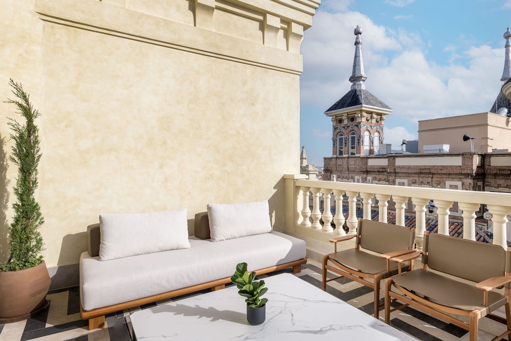 Signature Suite, 1 King Bed, Terrace (View)