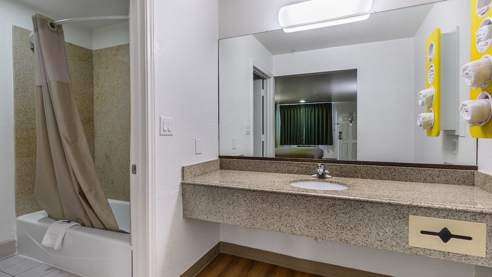 Deluxe Room, 2 Queen Beds, Non Smoking, Refrigerator & Microwave - Photo 6