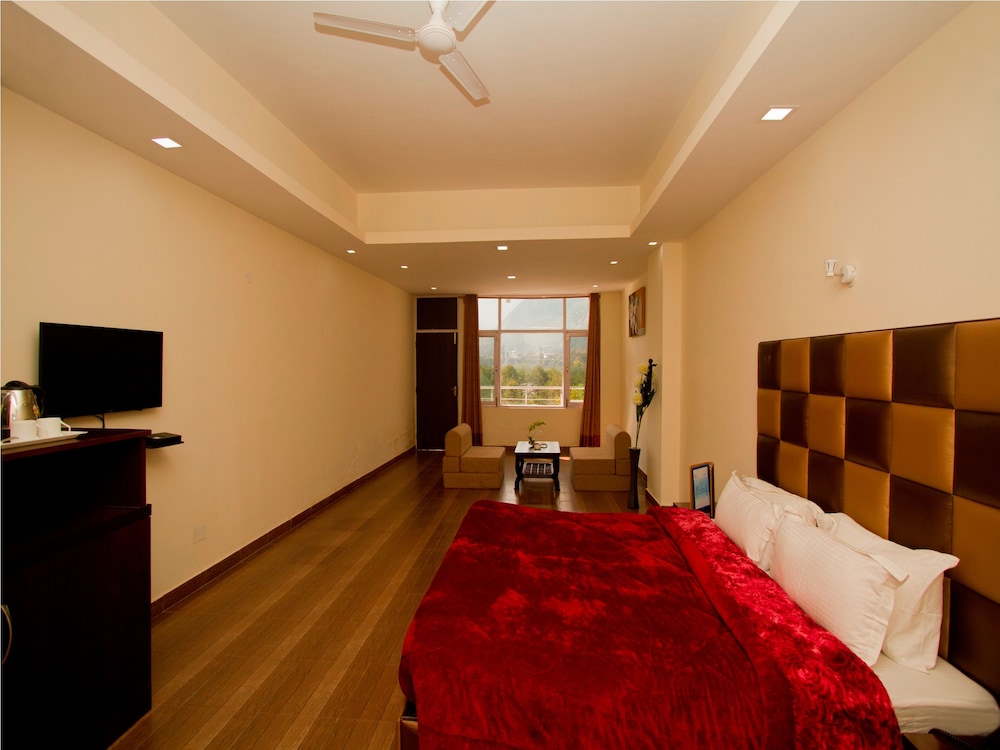 Superior Room, 1 King Bed photo 3