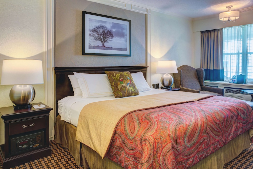 Signature Room, 1 King Bed, Courtyard View photo 1